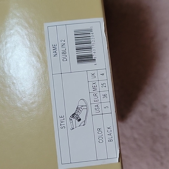 Michael Kors Sneakers Shoes - Picture 7 of 9